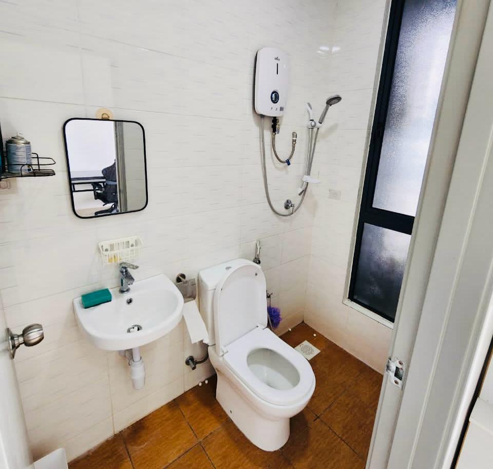 Ayuman Suites, 3 Room 2 Bath, Fully Furnish, Aircon Hotbath Kitchen Ready, Near Bus Stop