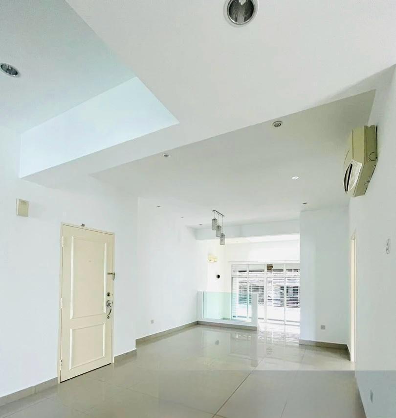 Bayan Villa, 3-Room 3-Bath, High Ceilings, Airy with Lots of Sunlight