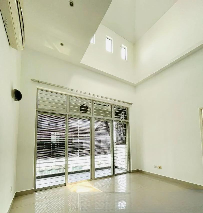 Bayan Villa, 3-Room 3-Bath, High Ceilings, Airy with Lots of Sunlight