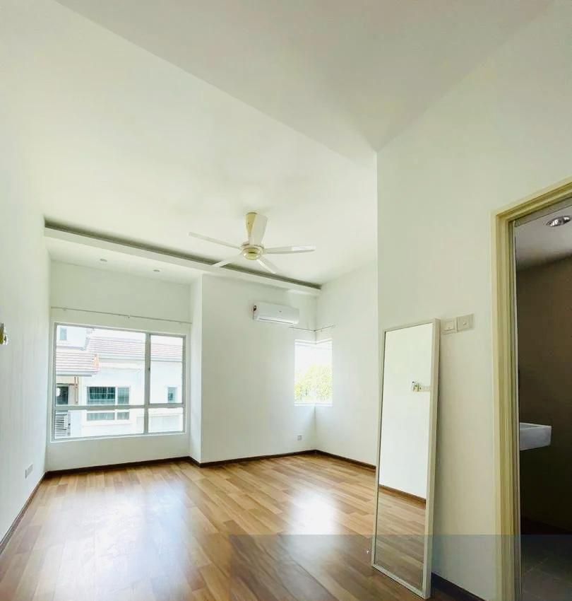 Bayan Villa, 3-Room 3-Bath, High Ceilings, Airy with Lots of Sunlight