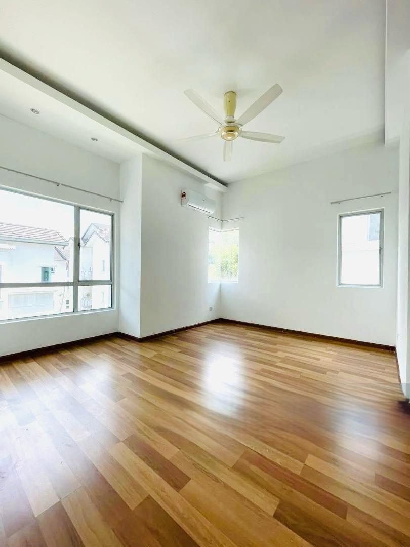 Bayan Villa, 3-Room 3-Bath, High Ceilings, Airy with Lots of Sunlight