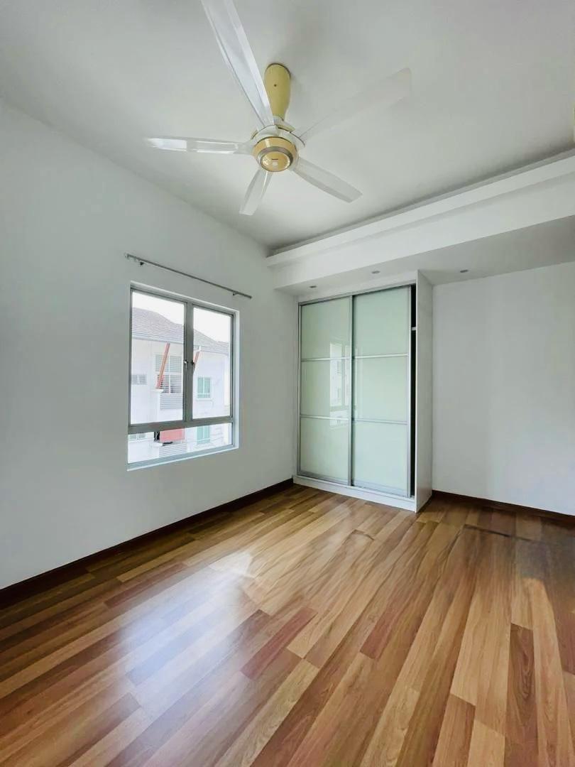 Bayan Villa, 3-Room 3-Bath, High Ceilings, Airy with Lots of Sunlight