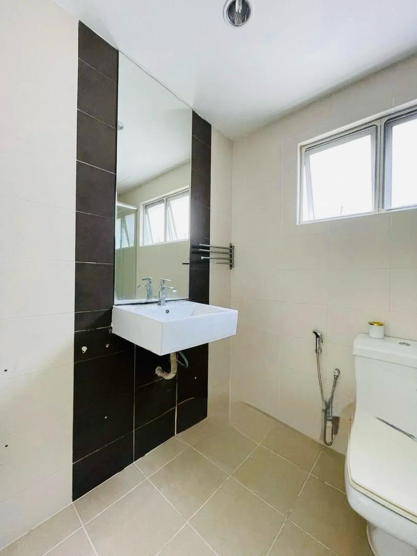 Bayan Villa, 3-Room 3-Bath, High Ceilings, Airy with Lots of Sunlight