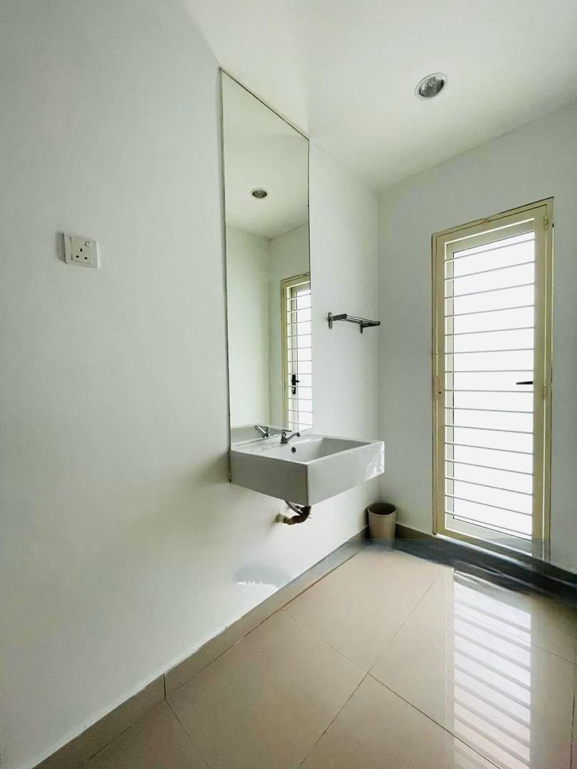 Bayan Villa, 3-Room 3-Bath, High Ceilings, Airy with Lots of Sunlight