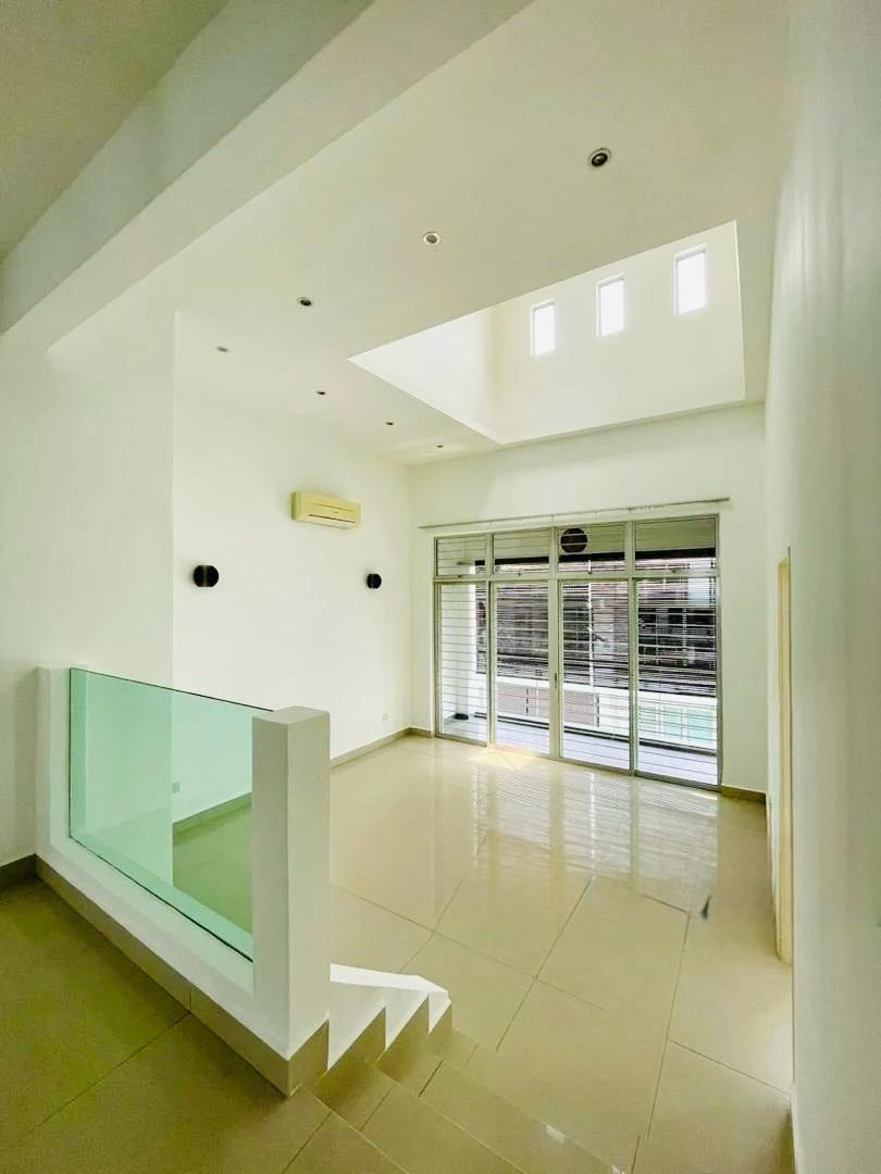 Bayan Villa, 3-Room 3-Bath, High Ceilings, Airy with Lots of Sunlight