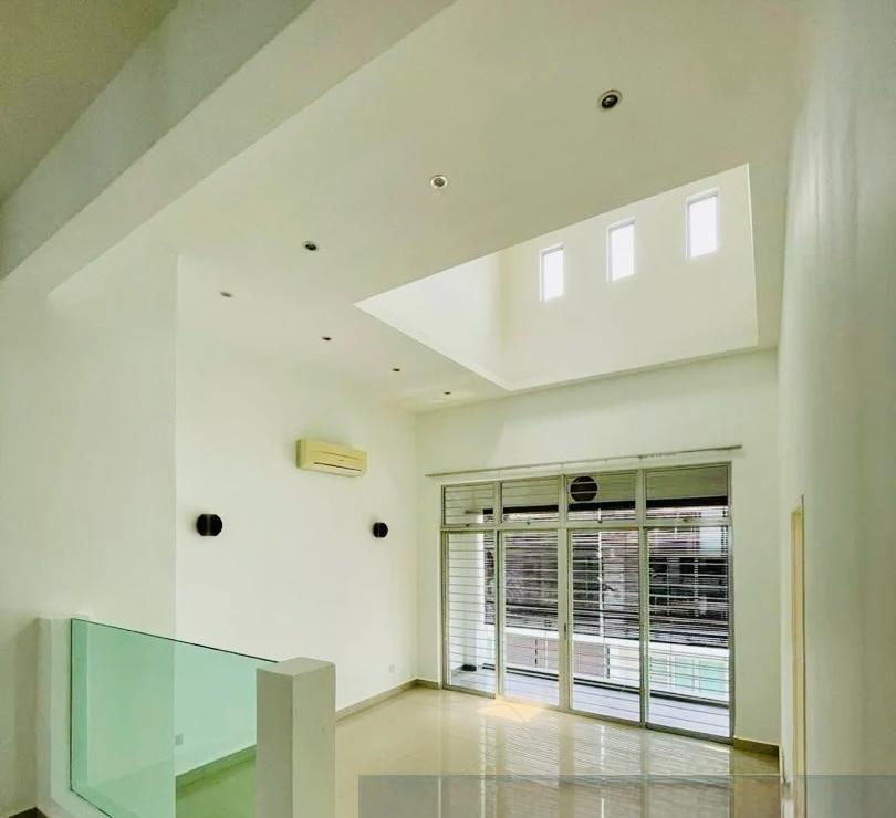 Bayan Villa, 3-Room 3-Bath, High Ceilings, Airy with Lots of Sunlight